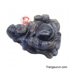 Những đường nét mềm mại, liền mạch trên bề mặt đá tạo cảm giác tròn đầy, bao bọc, giúp người đeo cảm nhận được sự gần gũi và an ủi từ bên trong. 