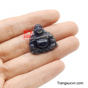 Ánh xanh của sapphire không chói sáng mà lan tỏa âm thầm, giúp xoa dịu cảm xúc, làm dịu nhịp thở, đưa tâm trí trở về trạng thái an ổn và thư thái.