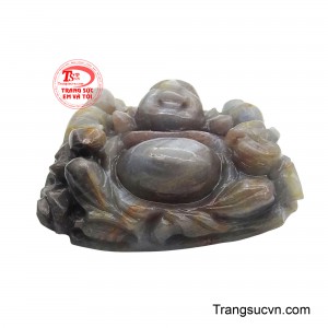 Các chi tiết được mài bóng tỉ mỉ tạo nên hiệu ứng ánh sáng nhẹ, giúp gương mặt Phật Di Lặc toát lên vẻ vui tươi nhưng trầm tĩnh, như dẫn dắt tâm hồn trở về trạng thái thanh tịnh, an lạc, nhẹ nhõm. 