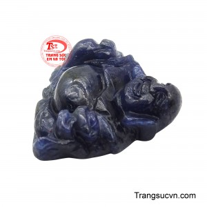 Khi ánh sáng phản chiếu qua viên đá, sắc xanh sâu như gom nhặt linh khí của đất trời, hỗ trợ tăng cường khí trường, bảo hộ thân – tâm – trí cho người đeo. 