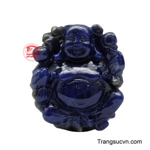 Mặt Phật Di Lặc Tụ Phúc được chế tác từ đá Sapphire có sắc Lam sâu lắng, thể hiện Phật Di Lặc trong tư thế an lạc, với nụ cười hỉ xả bất diệt và chiếc bụng tròn đầy, mang theo nhiều báu vật quý giá. 