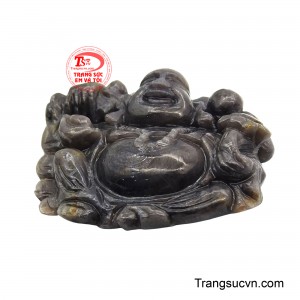 Phật Di Lặc trong phiên bản này được chạm trổ với bụng tròn đầy, nụ cười rạng rỡ tượng trưng cho phúc lộc viên mãn. 