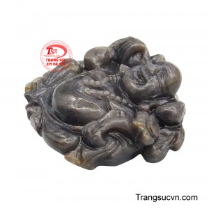 Ánh sáng lan tỏa trên bề mặt sapphire tạo cảm giác rạng ngời như hào quang phúc đức bao quanh, mang đến năng lượng của sự no đủ, viên mãn và hanh thông trong cuộc sống.