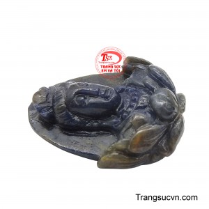 Viên sapphire lam được tuyển chọn kỹ lưỡng với độ sáng ổn định, mang sắc xanh dịu mát như mặt biển đang lặng sóng. 