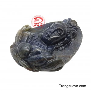 Từng đường viền gương mặt đều được chế tác mềm mại, tinh tế đến từng chi tiết. 