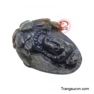 Ánh sáng phản chiếu qua lớp đá sapphire tạo nên hiệu ứng hào quang lan tỏa, khiến khuôn dung Quan Âm trở nên sống động, mang lại cảm giác bình yên và ấm áp cho người nhìn.