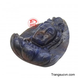 Hình tượng Quan Thế Âm Bồ Tát được thể hiện trong dáng vẻ thiền định, gương mặt thanh thản, ánh nhìn khép nhẹ, toát lên sự từ bi và thấu hiểu. 