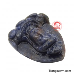 Khi ánh sáng chạm vào bề mặt sapphire, từng lớp sáng lan tỏa nhẹ nhàng, không chói lóa mà êm dịu, như một vầng sáng tĩnh lặng bao quanh tượng Phật.