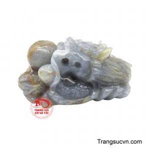 Được chế tác từ viên sapphire thiên nhiên với sắc xám lam huyền ảo đầy chiều sâu. 