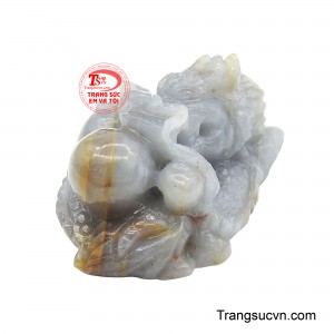 Trên nền đá quý ấy, hình tượng Thần Long uốn lượn mạnh mẽ được chạm khắc tỉ mỉ, từng vảy rồng sắc nét, từng đường nét thân thể đầy uy lực như đang chuyển động giữa mây trời. 