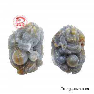 Long Châu đại diện cho sự minh triết, linh khí trời đất và may mắn dồi dào, khi được rồng ngậm giữ càng tăng thêm ý nghĩa hộ mệnh, bảo trợ và tích tụ tài lộc.