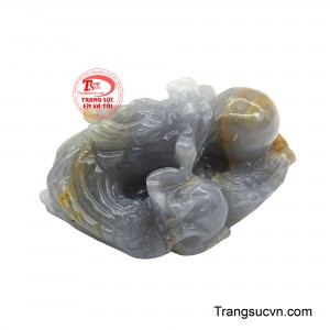 Trong miệng rồng là Long Châu, điểm nhấn sáng nhất của toàn bộ tác phẩm.