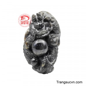 Mặt rồng ngậm minh châu là tác phẩm thể hiện sức mạnh trầm tĩnh và khí chất của linh vật cao quý. 
