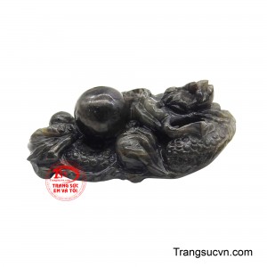 Viên sapphire được chọn lựa từ những khối đá có sắc xanh sâu tựa bầu trời đêm, một màu xanh vừa bí ẩn vừa sang trọng