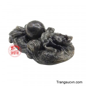 Trên bề mặt đá, hình tượng Long Thần được tạc nổi theo lối chạm thủ công tinh tế. 