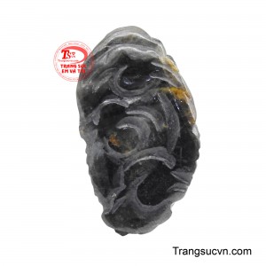 Thân rồng uốn cong mềm mại, từng đường sống lưng và vảy rồng được xử lý sắc gọn, tạo nên sự uyển chuyển như thể sinh linh ấy đang vận khí mà bay lên.