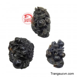 Ở vị trí trung tâm, Minh Châu hiện ra như một điểm sáng hội tụ, nổi bật giữa sắc xanh sapphire, mang lại chiều sâu thu hút cho tổng thể thiết kế.