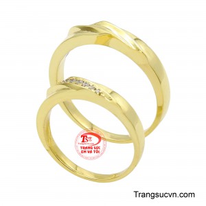 Nhẫn nam giữ phong thái mạnh mẽ với dáng trơn tối giản, biểu tượng cho sự vững chãi và kiên định của người đàn ông trong mối quan hệ.