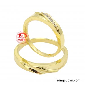 Thiết kế tối giản nhưng tinh tế, mỗi đường cong đều được tính toán hài hòa để tôn lên sự thuần khiết và chân thành trong tình yêu đôi lứa. 