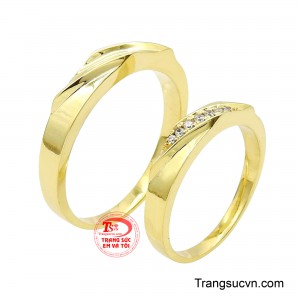 Nhẫn nữ lại được tạo điểm nhấn khác biệt với hàng đá lượn sóng mềm mại bao quanh đai nhẫn, tựa như dòng cảm xúc dịu dàng và những khoảnh khắc ngọt ngào luôn song hành bên người phụ nữ. 