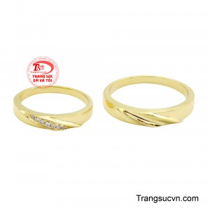 Vẻ đẹp của cặp nhẫn là sự hòa quyện giữa sự tối giản hiện đại và nét lãng mạn tinh tế. 