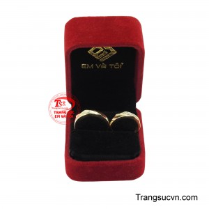 Cặp nhẫn cưới không chỉ là trang sức, mà là lời hẹn ước trọn đời, một minh chứng lặng lẽ nhưng sâu sắc cho hành trình dài hai người đã chọn nắm tay nhau đi qua.  Loại sản phẩm: Nhẫn Cưới Vàng Tây