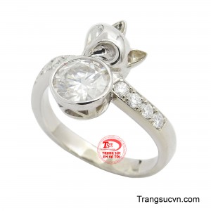 Chất liệu vàng 14k sáng bóng, đường nét mềm mại giúp tôn lên bàn tay thon gọn và phong cách đẳng cấp cho người đeo.