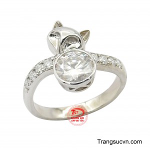 Viên đá chủ moissanite lấp lánh nổi bật ở trung tâm kết hợp cùng những viên đá nhỏ đính dọc thân nhẫn, tạo hiệu ứng ánh sáng cuốn hút từ mọi góc nhìn.