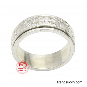 Thiết kế tối giản nhưng không hề đơn điệu; mỗi đường cắt, mỗi nét chạm khắc đều mang tinh thần hiện đại, tôn lên vẻ phong trần của người đàn ông. 