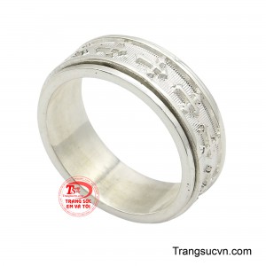 Sự hòa quyện giữa yếu tố tâm linh và chất thời trang đương đại giúp chiếc nhẫn trở thành món phụ kiện thể hiện cá tính rõ nét: mạnh mẽ, bản lĩnh nhưng vẫn hướng nội và đầy chiều sâu. 