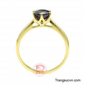 Viên sapphire đen được mài theo dáng tròn cổ điển, nơi từng mặt cắt được sắp xếp cân đối, giúp bề mặt đá phản chiếu ánh sáng một cách đầy chiều sâu.