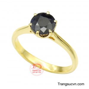 Sắc đen của sapphire không mang cảm giác nặng nề, mà gợi nên sự vững vàng và điềm tĩnh. 