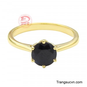 Khi ánh sáng chạm nhẹ, viên đá phát ra những điểm sáng tinh tế như nhịp thở chậm rãi, tạo nên sức hút âm thầm nhưng bền bỉ.