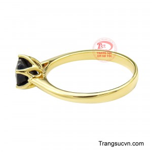 Thiết kế nhẫn được tiết chế tối đa: ổ đá gọn, đai nhẫn trơn mịn, không họa tiết dư thừa.