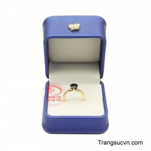 Tất cả nhằm tôn vinh viên sapphire đen làm trung tâm, giữ trọn tinh thần tối giản, hiện đại và cá tính.
