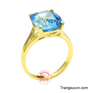 Nhẫn nữ topaz phong cách thời trang thu hút ánh nhìn bằng dáng cắt vuông bo tròn đặc trưng, nơi những đường cong mềm mại hòa quyện cùng cấu trúc hình học cân đối.