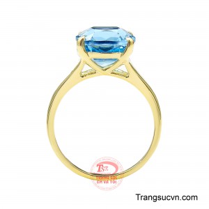 Viên topaz được mài với độ sâu vừa vặn, giúp ánh sáng đi vào tâm đá rồi phản chiếu lan tỏa qua từng mặt cắt. Hiệu ứng ánh sáng mềm, trong và có chiều sâu, làm nổi bật sắc đá tự nhiên.