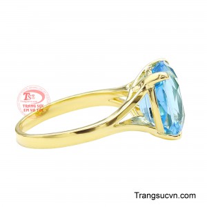 Thiết kế ổ nhẫn được xử lý gọn gàng, ôm trọn viên đá chủ, vừa tôn lên vẻ đẹp của topaz vừa mang lại cảm giác cân đối khi đeo. 