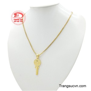 Chiếc dây chuyền bản vuông thiết kế gọn gàng ôm trọn vòng cổ mang lại cảm giác thoải mái mang lại phong cách trẻ trung cho quý ông hiện đại.