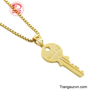 Mặt dây chìa khóa được chạm khắc tinh xảo và mạnh mẽ, tượng trưng cho khả năng mở ra những cánh cửa cơ hội mới. 