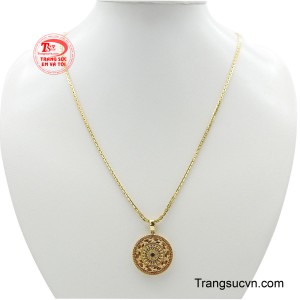 Bộ dây chuyền khí chất nổi bật với sợi dây vuông chắc chắn, từng mắt xích đều đặn tạo cảm giác mạnh mẽ và sang trọng khi đeo trên cổ.