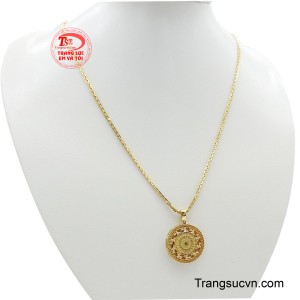 Kết hợp cùng mặt dây tròn họa tiết Đông Sơn tinh xảo, tổng thể mang vẻ đẹp hài hòa giữa truyền thống và phong cách hiện đại.