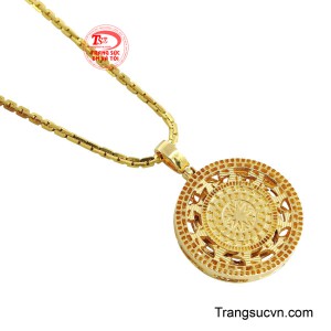 Đây không chỉ là một bộ trang sức, mà còn là tuyên ngôn phong cách dành cho những ai yêu giá trị bền vững và chiều sâu văn hóa. 