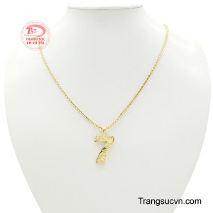 Bộ dây chuyền số 7 may mắn dành cho nam nổi bật với thiết kế mạnh mẽ, kết hợp hài hòa giữa dây vuông chắc chắn và mặt dây số 7 đầy ý nghĩa.