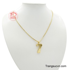 Sắc vàng sang trọng không chỉ tôn lên vẻ nam tính mà còn thể hiện phong cách tự tin, bản lĩnh của người đàn ông hiện đại.