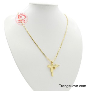 Sắc vàng sang trọng tôn lên vẻ nam tính, giúp phái mạnh dễ dàng khẳng định phong cách riêng và gu thẩm mỹ hiện đại.