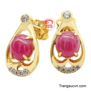 Hoa tai ruby thời thượng nổi bật với sắc đỏ quyến rũ, tượng trưng cho may mắn, tình yêu và nguồn năng lượng tích cực.