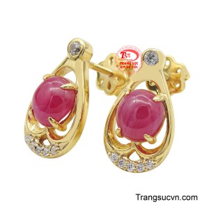 Chất liệu vàng màu 14k mang lại độ bền cao, ánh vàng ấm áp tôn lên vẻ đẹp sang trọng và hiện đại.