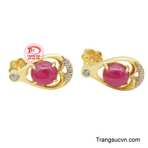 Thiết kế hài hòa giữa đường nét mềm mại và điểm nhấn đá sáng, dễ dàng kết hợp trong nhiều phong cách trang phục.