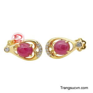 Viên ruby được tuyển chọn kỹ lưỡng, cắt mài tinh tế giúp bề mặt căng bóng và cuốn hút ánh nhìn.